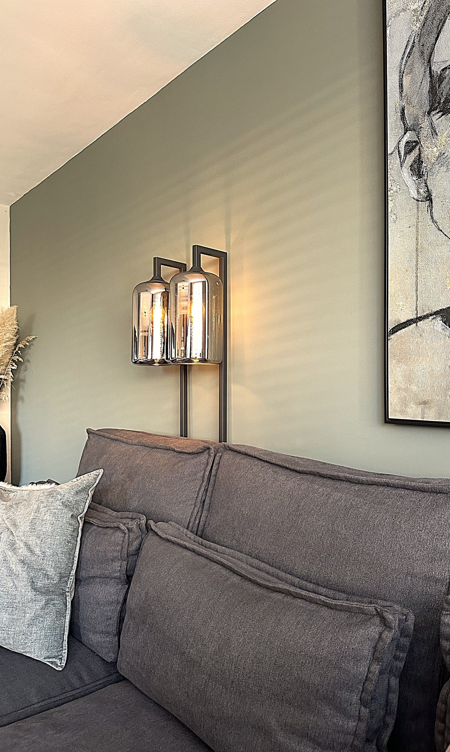 Glazen voetlamp in een ontworpen interieur