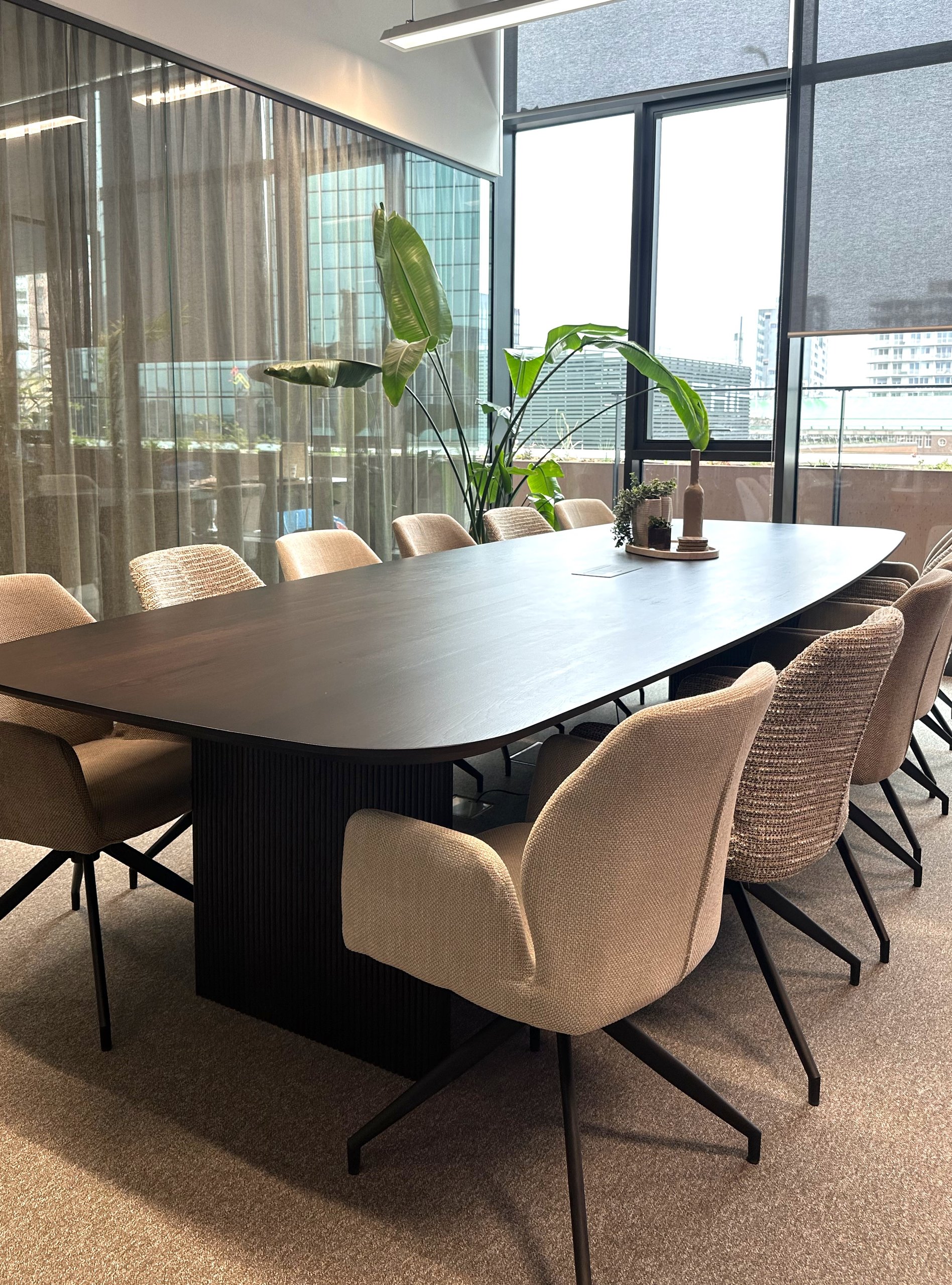 Zakelijk interieur met vergadertafel